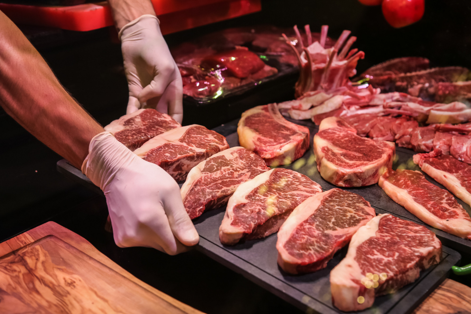 Açougueiro preparando cortes em frigorífico